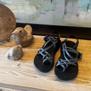 LIKE NEW~ LADIES CHACO BLACK /BLUE  SANDALS~ SIZE:8